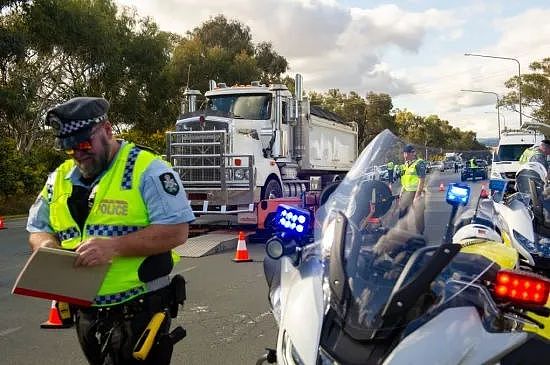 ACT交警突击大检查，4小时抓获数十名违规司机，Kingsford Smith Drive突发车祸，北行道路被封（组图） - 2