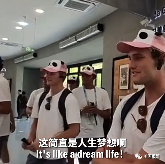 外国运动员在成都玩嗨了！吃火锅学划拳跳广场舞看熊猫，澳洲运动员热衷写中文名字（组图） - 32