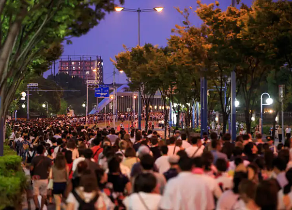 日本多地花火大会上热搜！现场混乱、满地垃圾，还突发火灾...网友：简直没眼看（组图） - 3