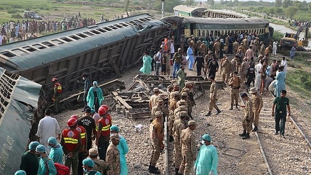 巴基斯坦火车出轨幸存者：“火车翻车的时候，我被甩出窗外但因此活了下来”（组图） - 2