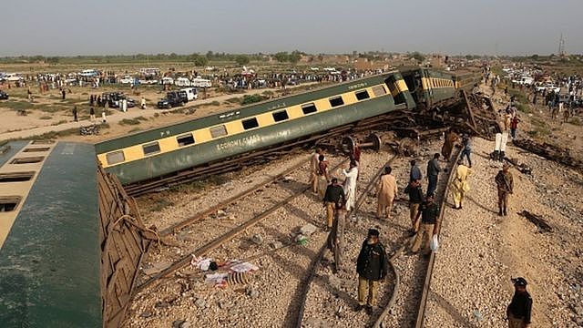 巴基斯坦火车出轨幸存者：“火车翻车的时候，我被甩出窗外但因此活了下来”（组图） - 4