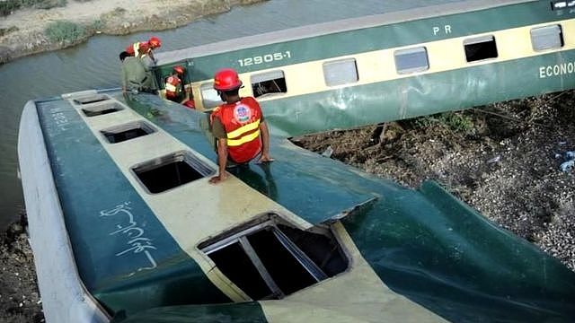 巴基斯坦火车出轨幸存者：“火车翻车的时候，我被甩出窗外但因此活了下来”（组图） - 1