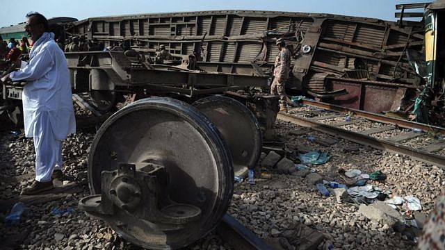 巴基斯坦火车出轨幸存者：“火车翻车的时候，我被甩出窗外但因此活了下来”（组图） - 3
