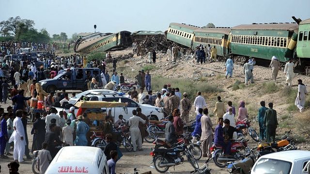 巴基斯坦火车出轨幸存者：“火车翻车的时候，我被甩出窗外但因此活了下来”（组图） - 7