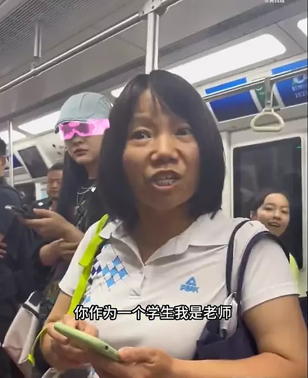 曝一女子地铁上强行要求大学生为其女儿让座被拒，怒吼“我是老师（组图） - 1
