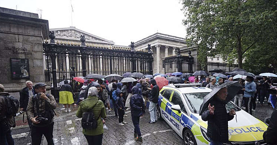 大英博物馆恐怖持刀袭击，男子持30cm大砍刀冲向队伍，中国游客重伤，血溅百米（组图） - 3