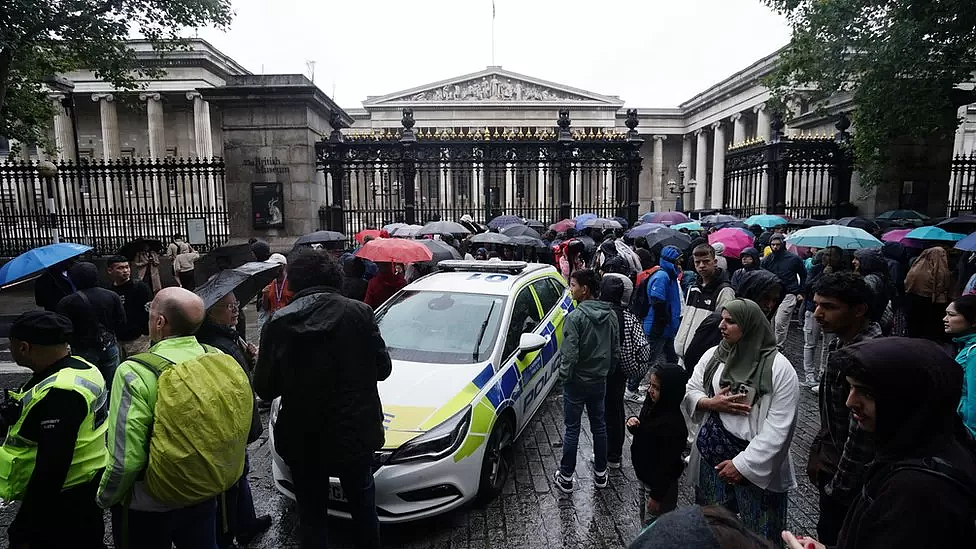 中国游客在伦敦大英博物馆外被捅伤，驻英大使馆发布领事提醒（视频/组图） - 5