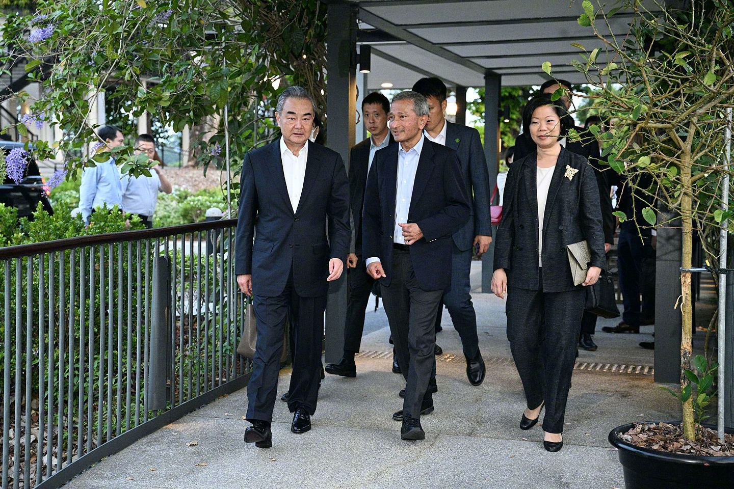 新加坡外长就未打领带当场致歉，王毅巧妙应对以示对等外交礼仪（组图） - 6
