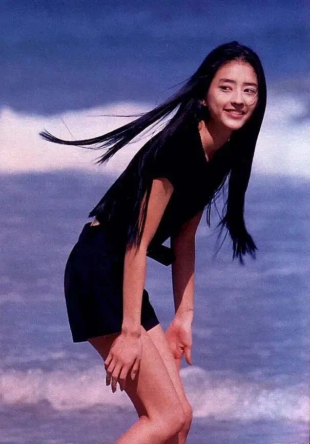 她是日本一代玉女掌门人，16岁凭盛世美颜出道！如今被嘲：岁月是一把杀猪刀...（组图） - 17