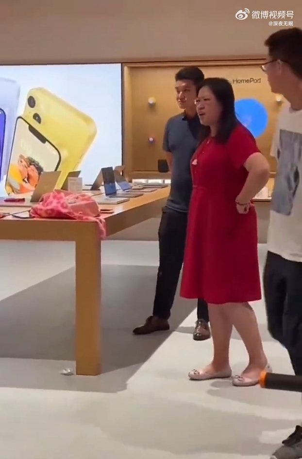 爱国大妈Apple内狂砸iPhone，激情背诵《满江红》终被救护车带走（视频/组图） - 4