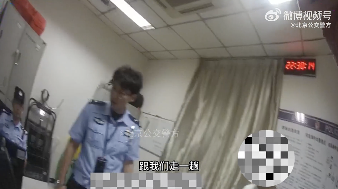 在北京地铁里偷拍被摁倒，他吓得掰断手机！警方：已拘（组图） - 4