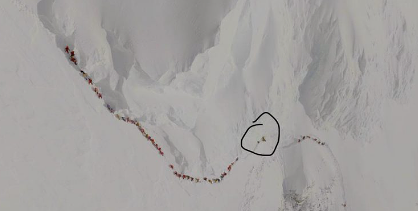 50名登山客从搬运工雪巴人身体上跨过，让他活活等死，只为登顶破纪录...（组图） - 15
