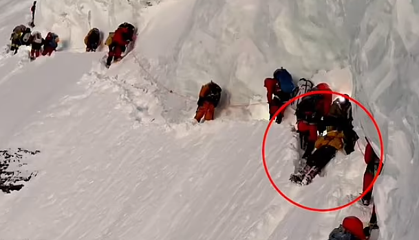 50名登山客从搬运工雪巴人身体上跨过，让他活活等死，只为登顶破纪录...（组图） - 11