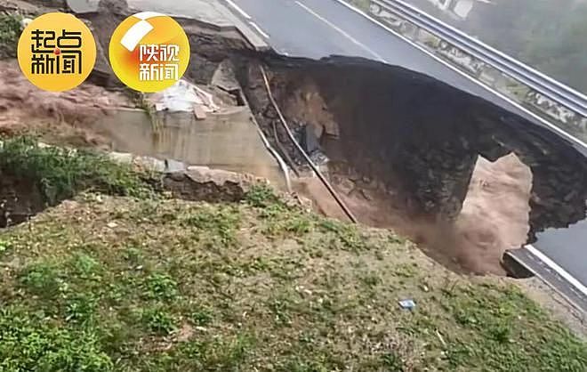 西安遭遇山洪土石流“公路被冲出大洞”，已致2死16人失踪（组图） - 2