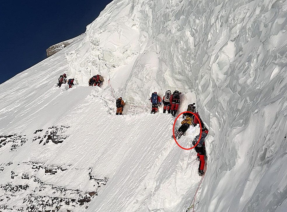 50名登山客从搬运工雪巴人身体上跨过，让他活活等死，只为登顶破纪录...（组图） - 4