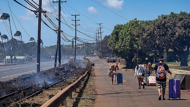 55死1000人失联！夏威夷世纪大火仍失控，茂宜岛毁了大岛也在烧（组图） - 10