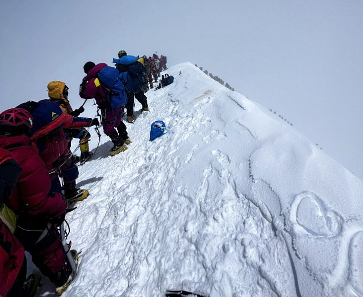 50名登山客从搬运工雪巴人身体上跨过，让他活活等死，只为登顶破纪录...（组图） - 2