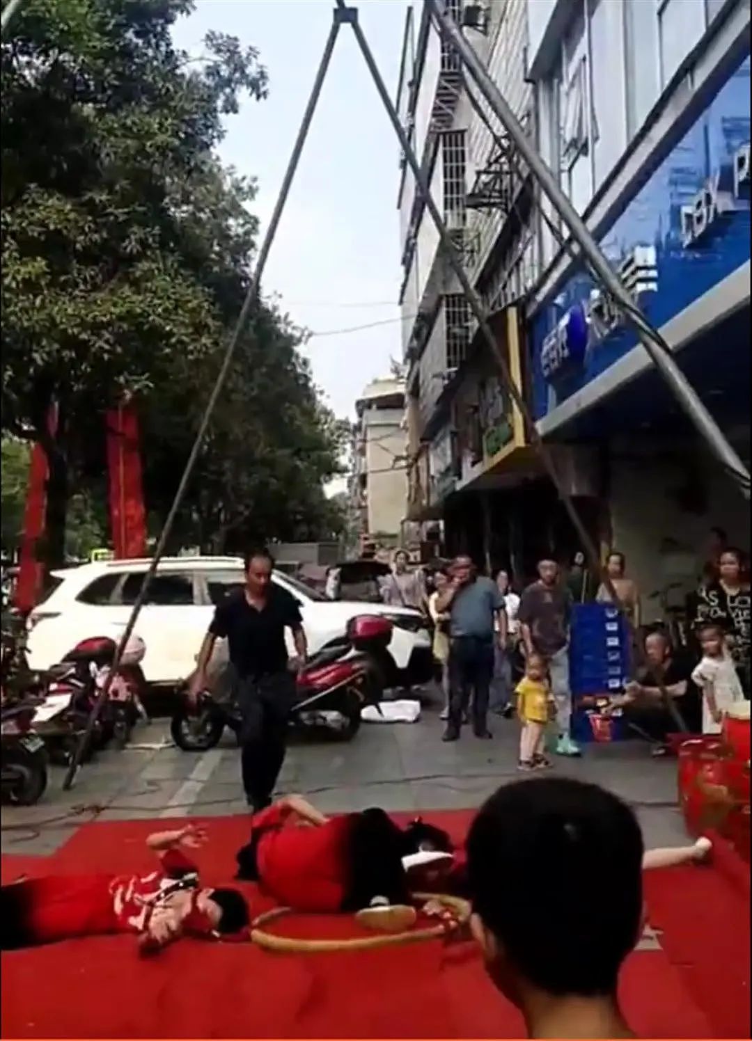 又一起！湖南3名杂技演员表演时从空中坠落（视频/组图） - 1