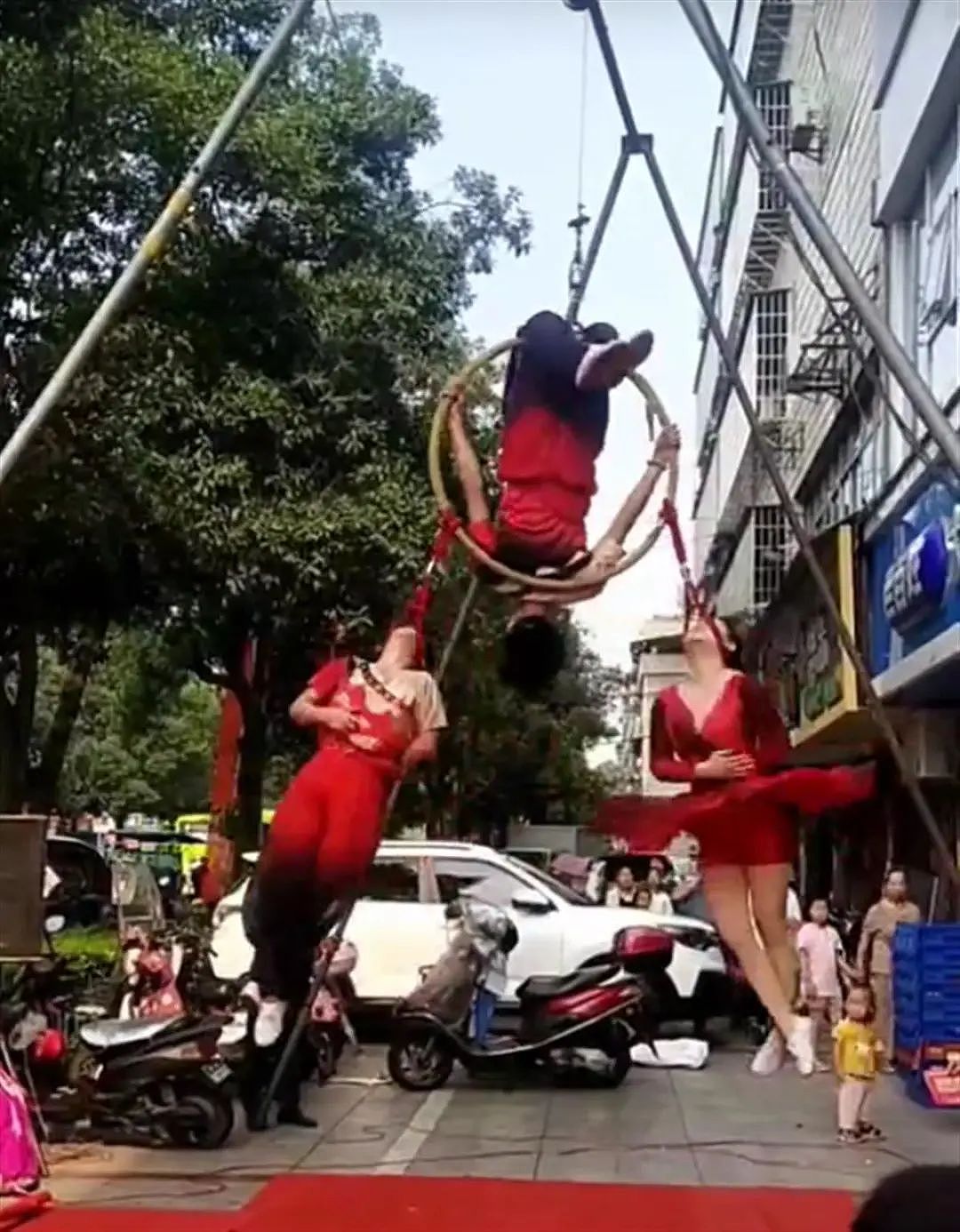 又一起！湖南3名杂技演员表演时从空中坠落（视频/组图） - 2