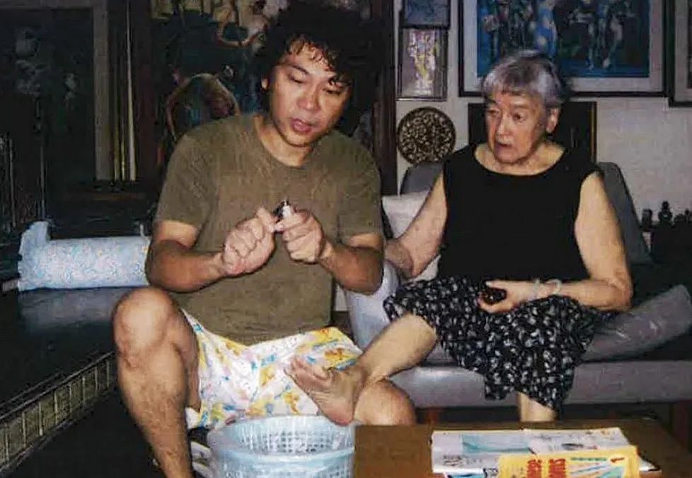 中国小伙“恋上”79岁华人富婆，携妻儿与其同居，骗到2亿遗产......（组图） - 10
