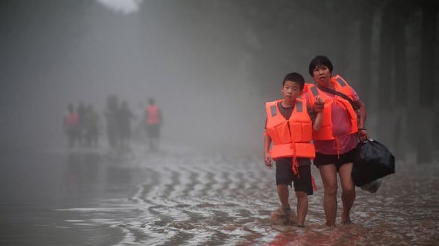 中国水灾：两个家庭诉说家破人亡的悲惨经历（组图） - 1