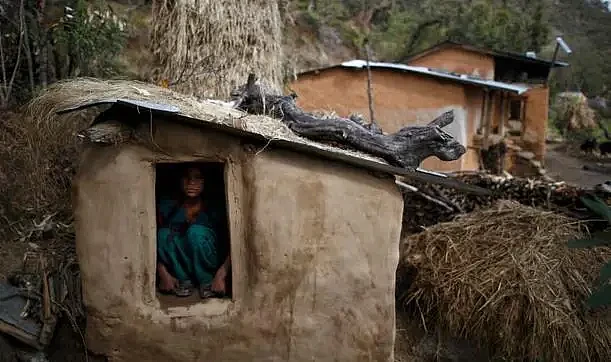 尼泊尔少女被逼睡“月经小屋”，不幸被蛇咬死（组图） - 1