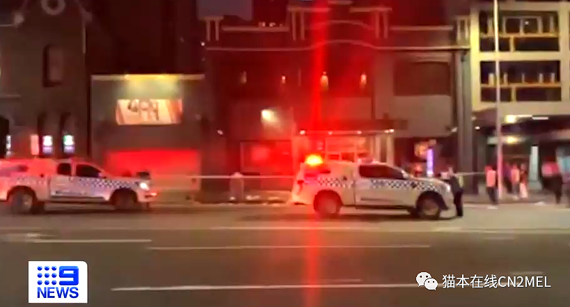 现场视频曝光：今晨墨尔本CBD脱衣舞夜店外三男遭砍命危，现场血迹斑斑，两名嫌犯在逃（组图） - 10