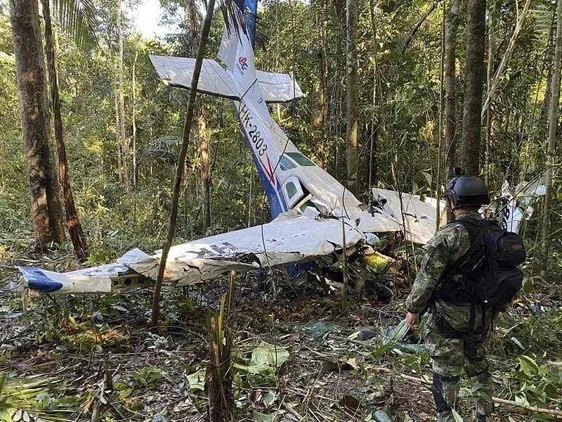哥伦比亚丛林坠机事故幸存女童，被发现遭继父长期性侵（图） - 1