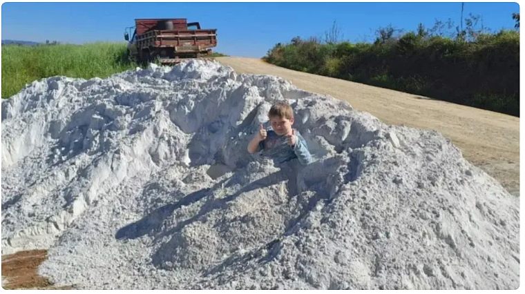 痛心！7岁男童路边沙堆玩沙，几小时后身亡，父母示警“没想到玩沙会有危险”（组图） - 1