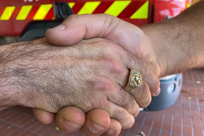 澳洲消防小伙金戒指丢了多年，没想到最后竟然牵扯出归还者神秘的身份…（组图） - 10