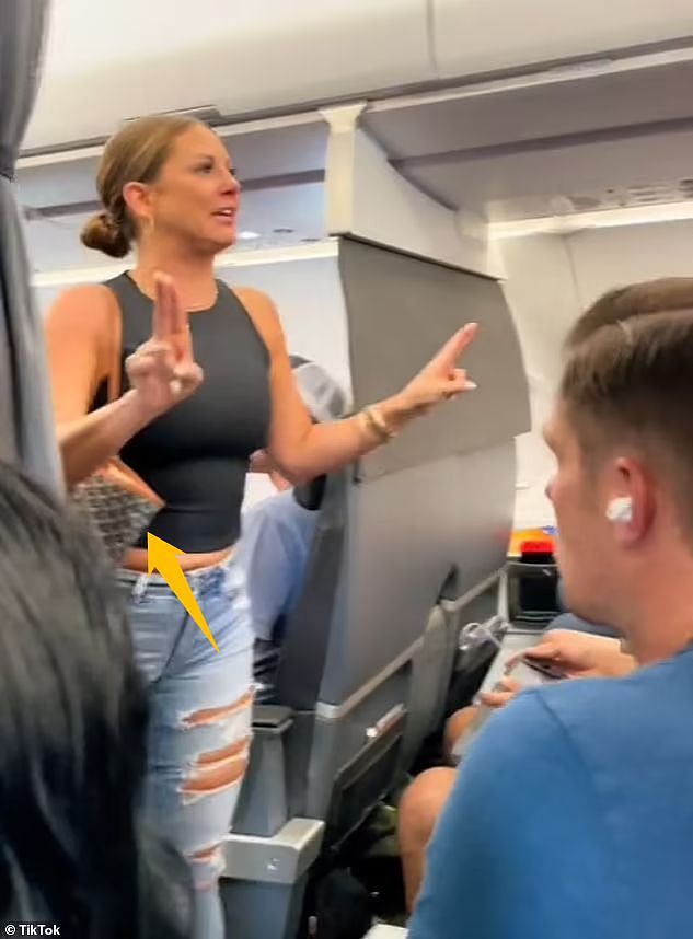 女子在航班上崩溃大喊：“飞机后座乘客不是人类！”同舱旅客吓到脸白，因为那里空无一人...（组图） - 12