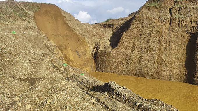 缅甸非法玉石矿场废土坍塌！至少36人生死未卜（组图） - 1