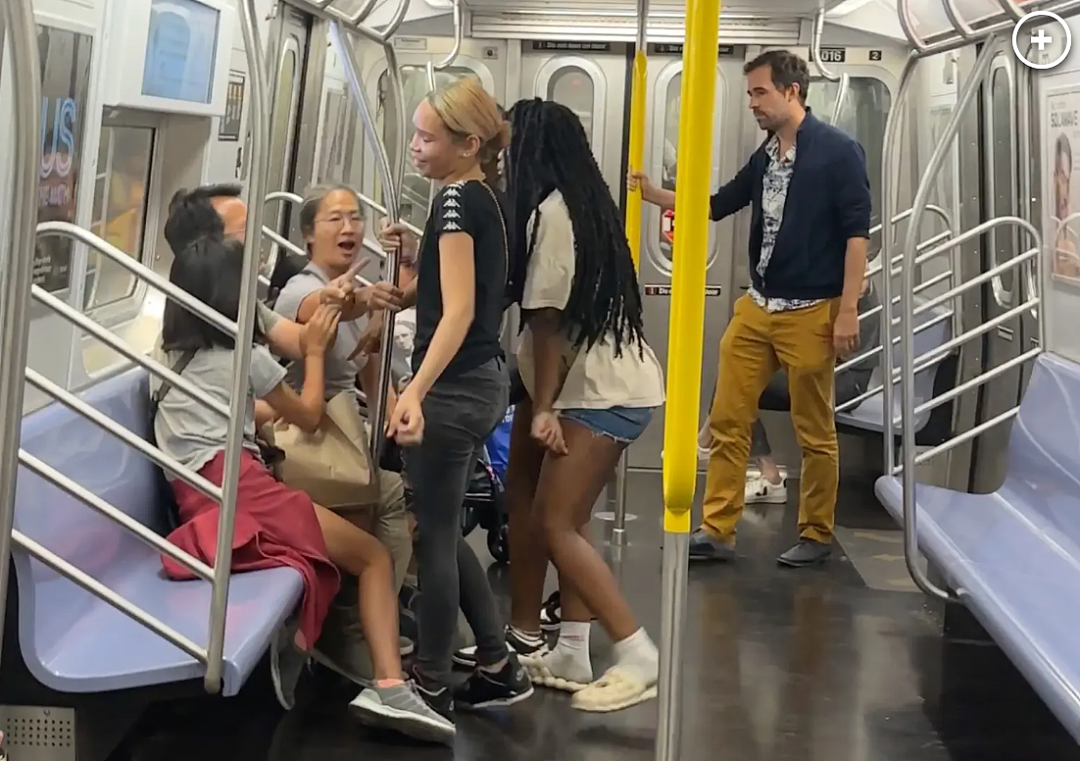 愤怒！华裔一家四口坐地铁出游，遭无端嘲笑围殴，热心同胞录像留证也被暴打（组图） - 2