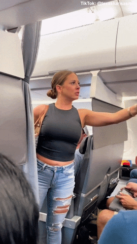 女子在航班上崩溃大喊：“飞机后座乘客不是人类！”同舱旅客吓到脸白，因为那里空无一人...（组图） - 4