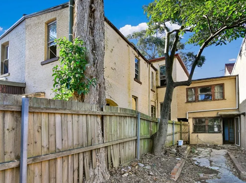 惊呆众人！高出底价$50万，悉尼内西区Enmore两栋废弃排屋拍出了令人乍舌的价格（组图） - 3