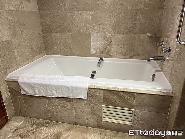 游客住云南酒店一晚8500元，二次泡澡要额外收费，店家称“爱护水资源”（组图） - 1