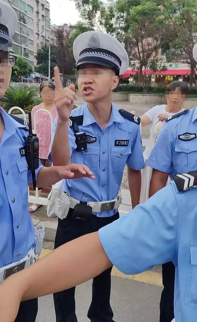 四川一辅警嫌市民“说话声音大”，情绪失控辱骂市民“你妈X”（组图） - 1