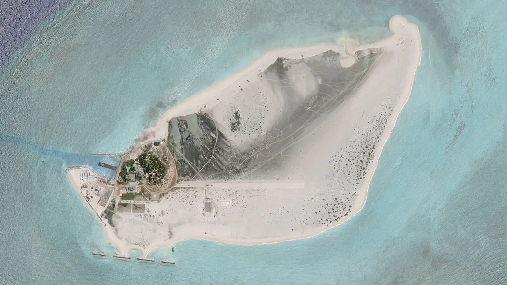 卫星图像显示：中国在南海西沙中建岛上兴建飞机跑道（组图） - 2