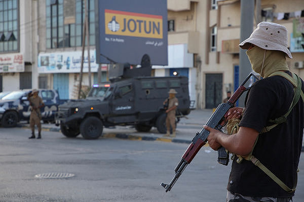 利比亚首都爆武装冲突！双方火拼激战致55死146伤（组图） - 3