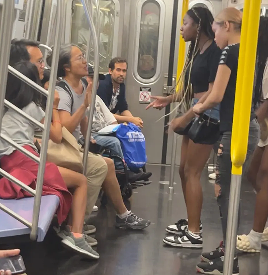 怒了！华人一家四口在地铁上遭三女孩狂吐口水＋暴打，围观乘客也遭殃（组图） - 3