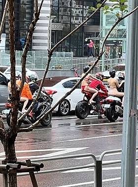 “比坚尼、巨乳、翘臀”成群女郎坐电单车现身南韩大街！遭警截查引发热议（组图） - 2