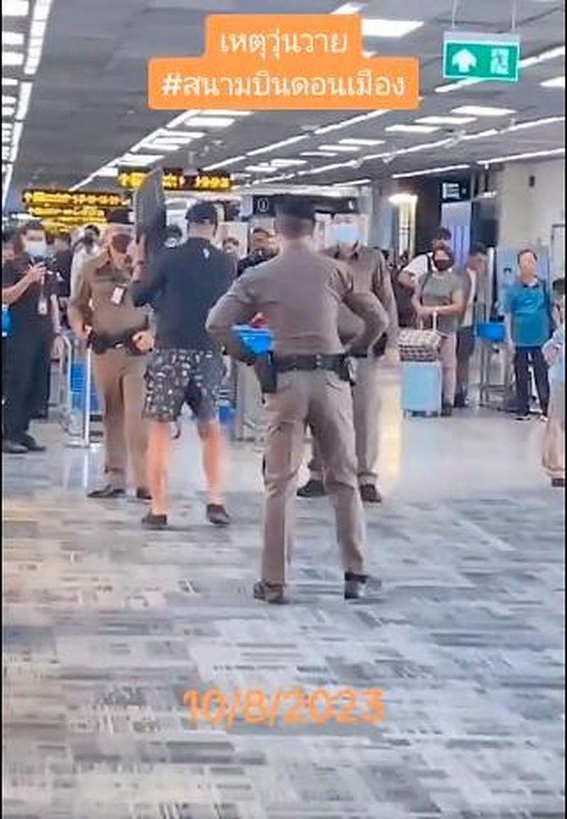 中国男在曼谷登不了机，竟抄滑板大战警察，影片疯传（视频/组图） - 1