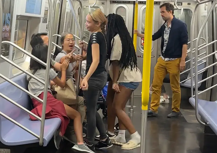 怒了！华人一家四口在地铁上遭三女孩狂吐口水＋暴打，围观乘客也遭殃（组图） - 2