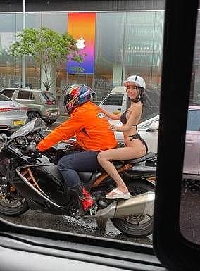 “比坚尼、巨乳、翘臀”成群女郎坐电单车现身南韩大街！遭警截查引发热议（组图） - 8