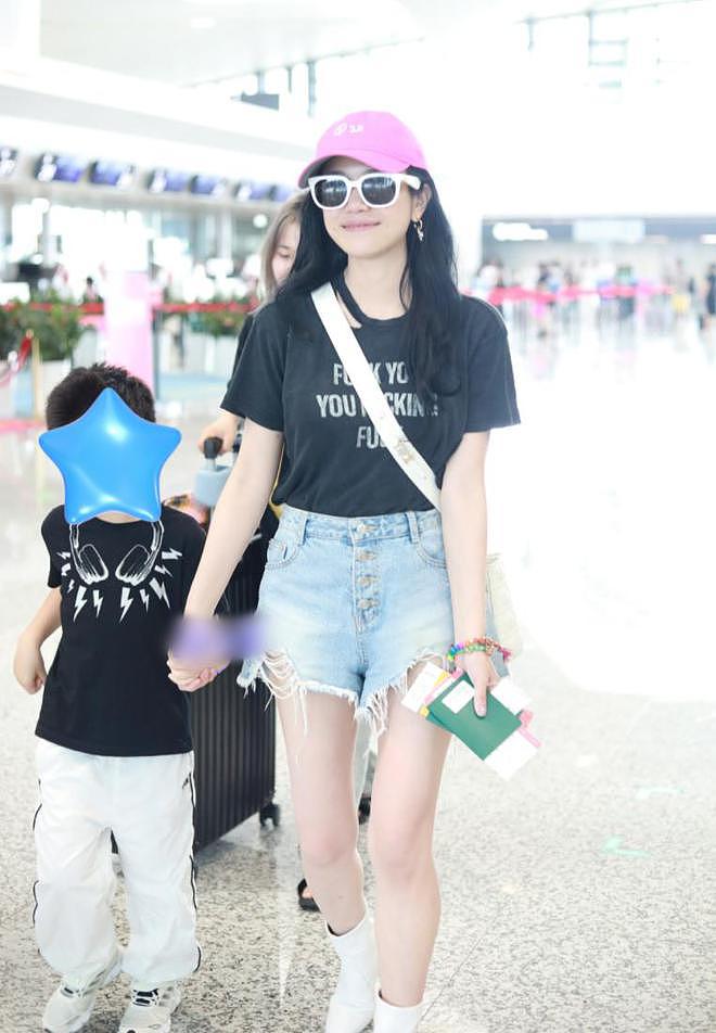 陈妍希携子现身上海机场，一身行头超6万，6岁小星星表情又拽又酷（组图） - 3