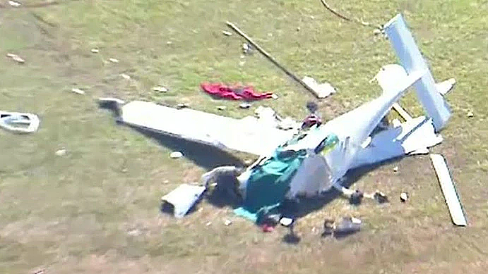 飞机坠毁致10人惨死！残骸砸中汽车摩托车，司机被烧成焦尸；澳洲2架飞机机场上空相撞，航空事故多发...（组图） - 16