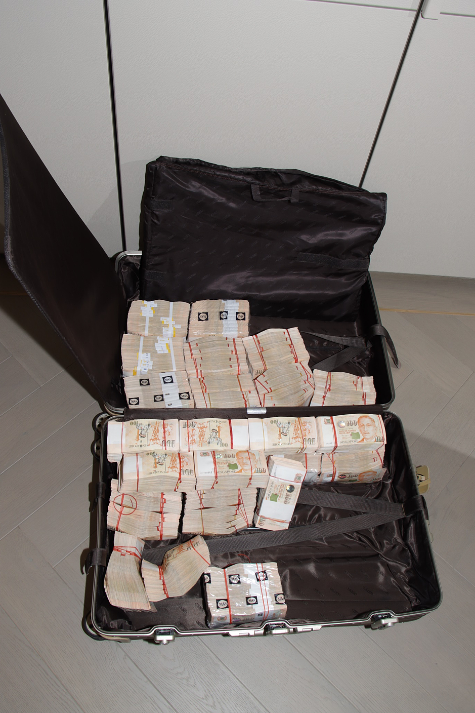 超过50亿元！新加坡警方破获特大洗钱案：现金成捆，豪车一排排！10名嫌犯国籍情况公布（组图） - 3