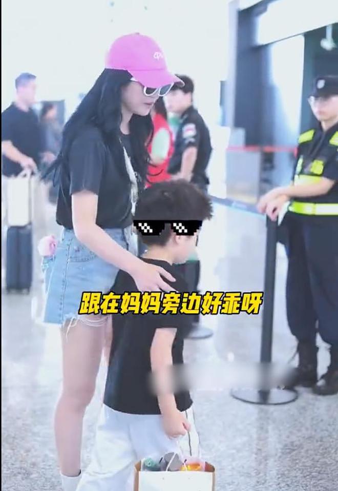 陈妍希携子现身上海机场，一身行头超6万，6岁小星星表情又拽又酷（组图） - 7