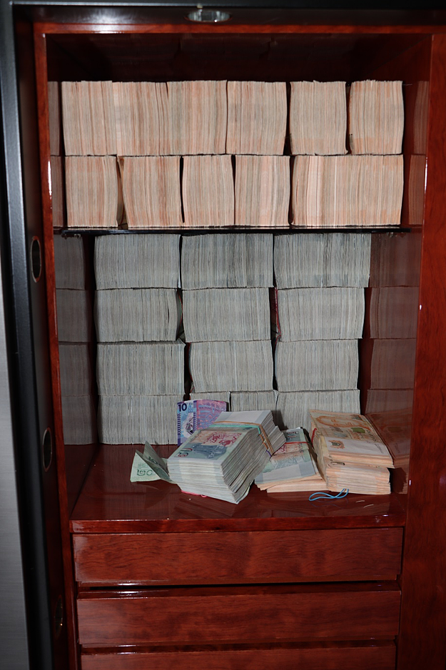 超过50亿元！新加坡警方破获特大洗钱案：现金成捆，豪车一排排！10名嫌犯国籍情况公布（组图） - 2