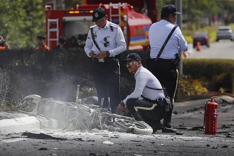飞机坠毁致10人惨死！残骸砸中汽车摩托车，司机被烧成焦尸；澳洲2架飞机机场上空相撞，航空事故多发...（组图） - 8